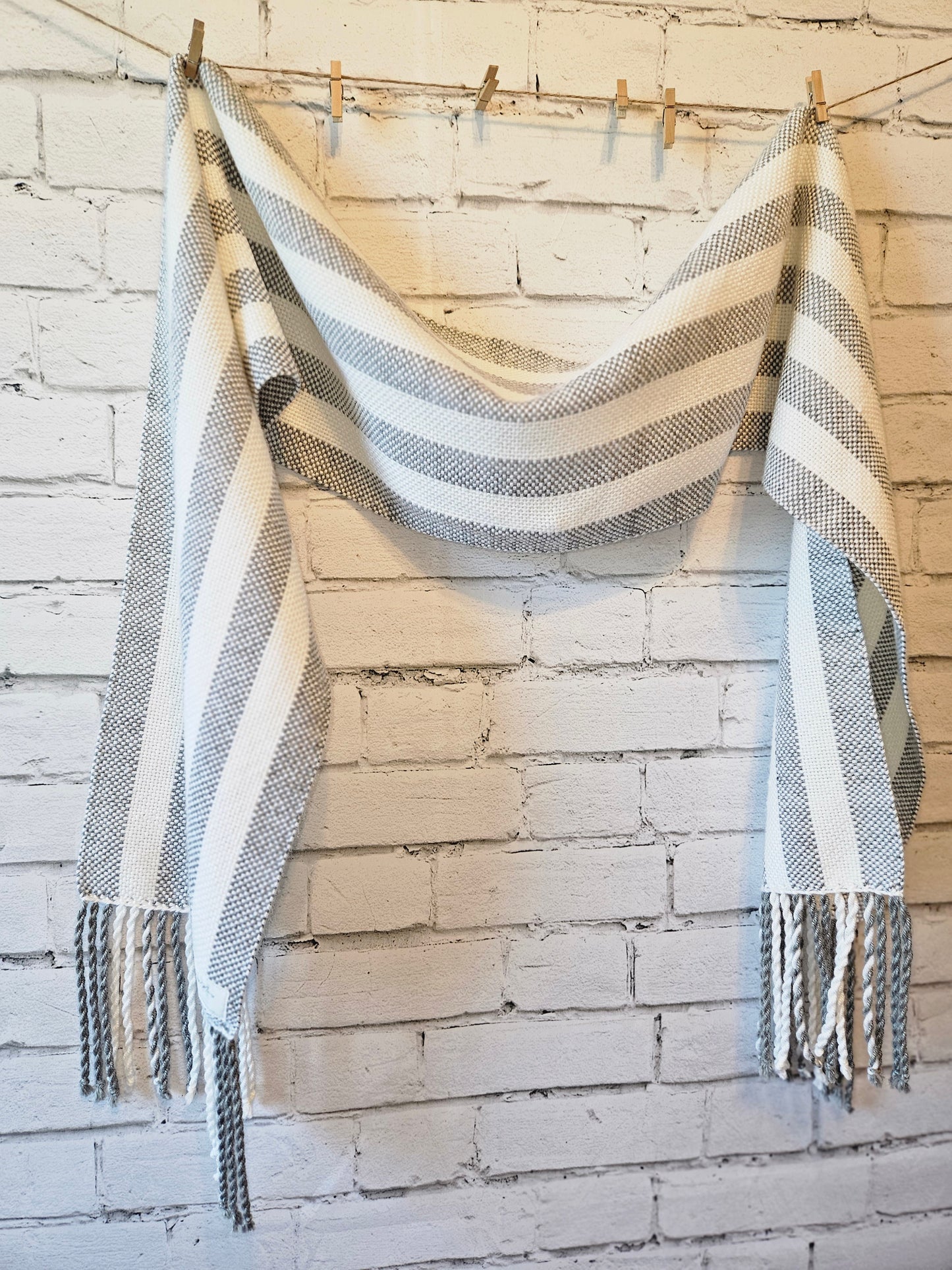 Gray/white scarf
