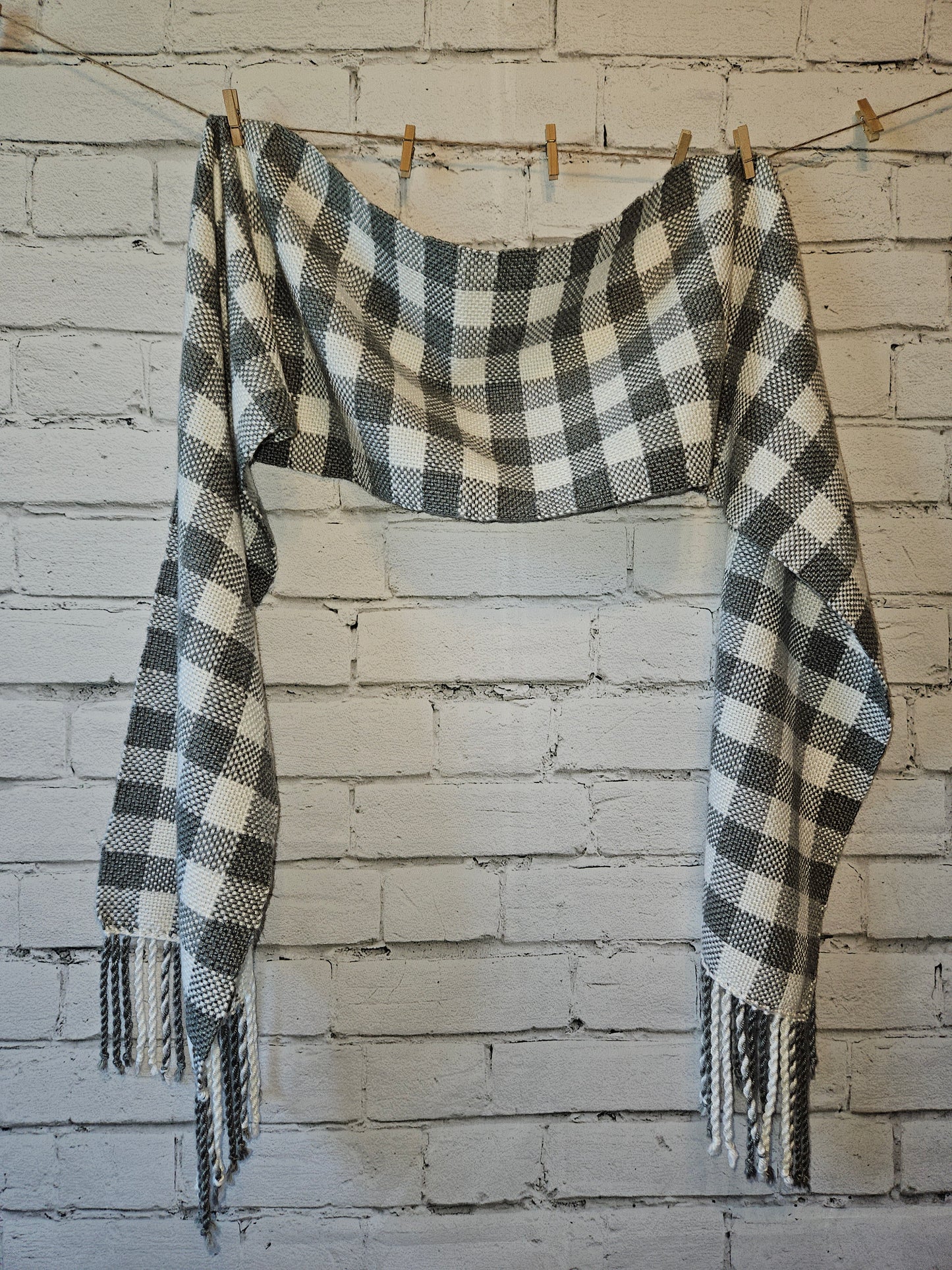 Gray/white scarf