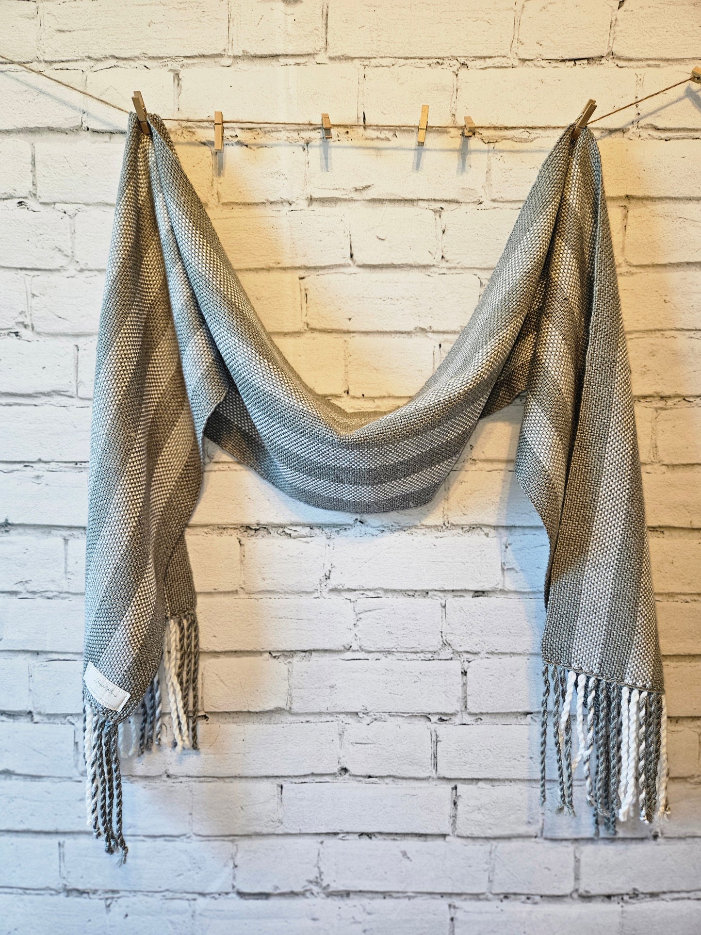 Gray/white scarf