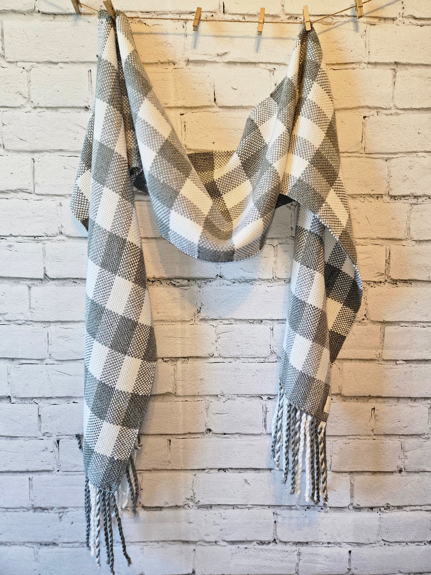 Gray/white scarf